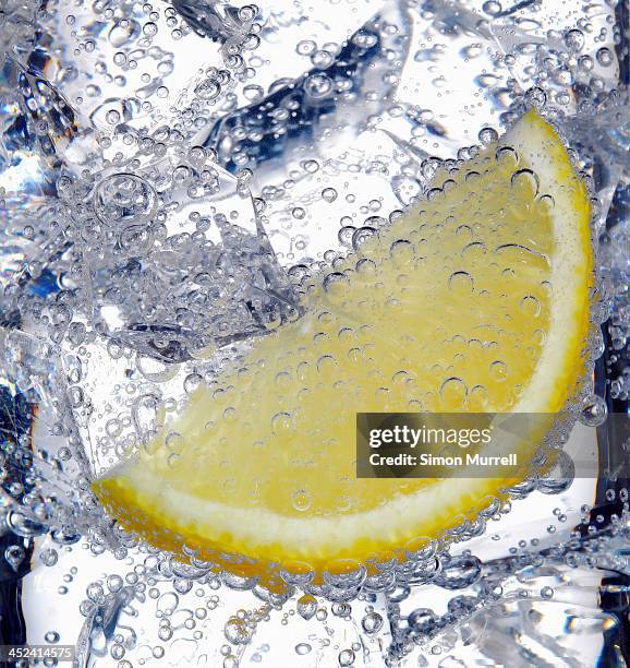 fizzy lemon juice with ice cubes - 酸っぱい ストックフォトと画像