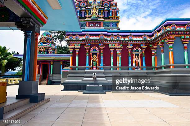 colorful pillars and statues adorn the courtyard of a hindu temple. - nadi foto e immagini stock