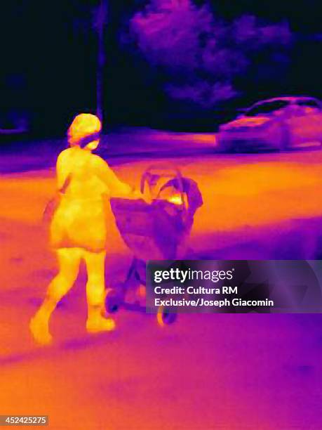 thermal image of mother with baby in buggy - glow rm fotografías e imágenes de stock