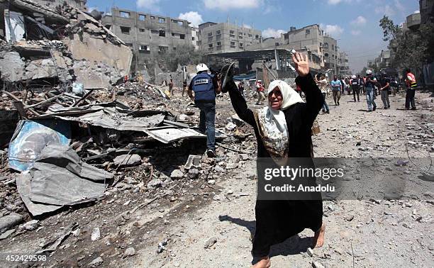 Paramedic team and few journalists access to the Shujaya neighborhood of Gaza during the two-hour humanitarian ceasefire proposal from the...