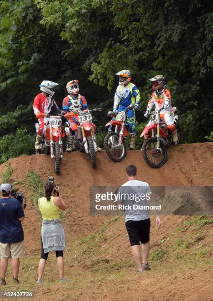 Motocross/Supercross riders Fred Andrews, Chris Blankenship and Kevin Windham join Host/Singer/Songwriter Craig Morgan and participate in the...