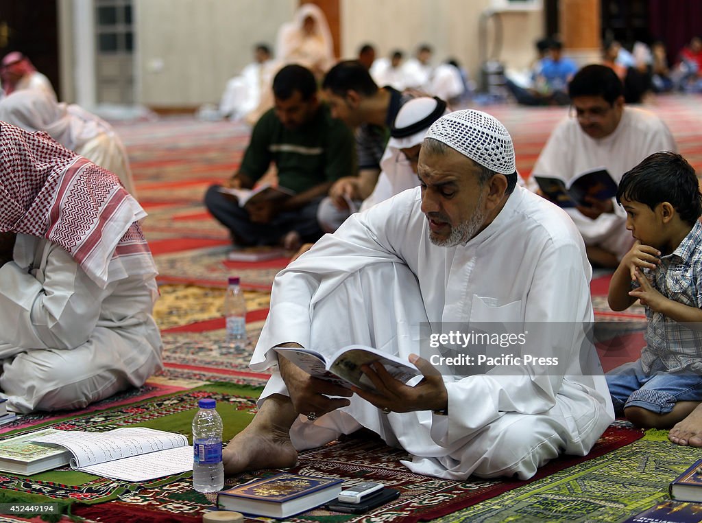 Muslims take part in the ritual (Al-Qadr Night) in Maameer...
