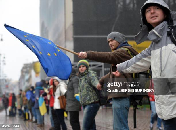Unity Human Chain Human Chain Demonstration Photos and Premium High Res Pictures - Getty ...