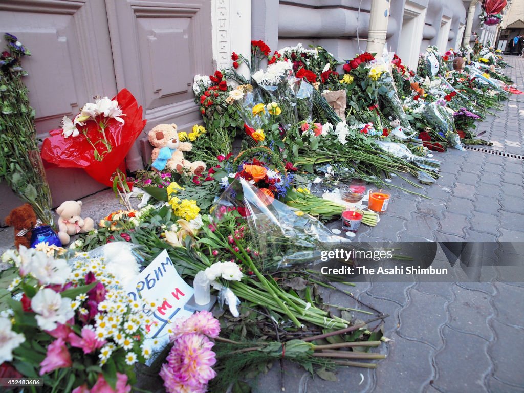 Russians Mourn MH17 Passengers At Foreign Embassies