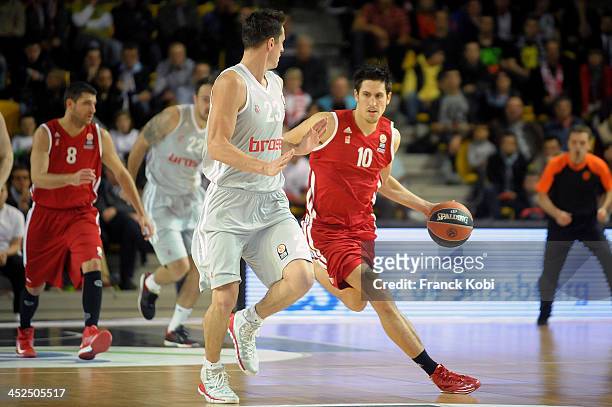 Paul Lacombe, #10 of Strasbourg competes with Casey Jacobsen, #23 of Brose Baskets Bamberg during the 2013-2014 Turkish Airlines Euroleague Regular...