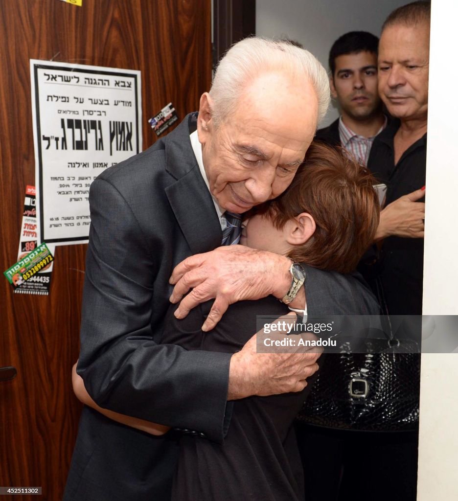 Israeli President Peres pays his condolences to families of Israeli soldiers