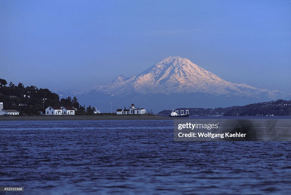 USA, Washington, Seattle, Westpoint Lighthouse With Mt.