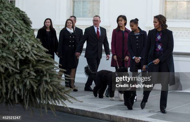 Kyra Yurko, Christopher Botek, Leslie Wyckoff, John Wyckoff, Malia Obama, Sasha Obama, Michelle Obama, and dogs Sunny and Bo view the White House...