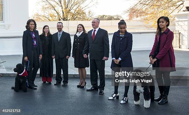 First lady Michelle Obama with dog Sunny, Kyra Yurko, Christopher Botek, Leslie Wyckoff, John Wyckoff, Sasha Obama, Malia Obama with dog Bo welcome...