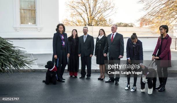 First lady Michelle Obama with dog Sunny, Kyra Yurko, Christopher Botek, Leslie Wyckoff, John Wyckoff, Sasha Obama, Malia Obama with dog Bo welcome...