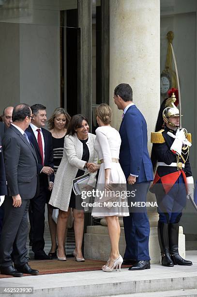 King Felipe VI of Spain and Queen Letizia of Spain shake hands with Paris mayor Anne Hidalgo as French President Francois Hollande and General...