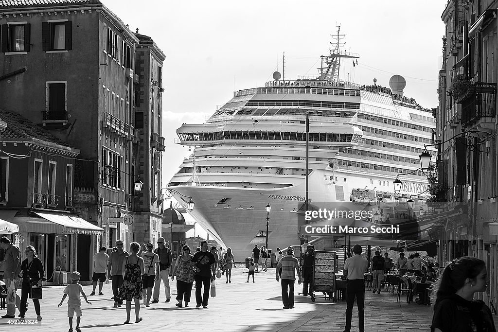 Alternative View - Cruise ships in Venice