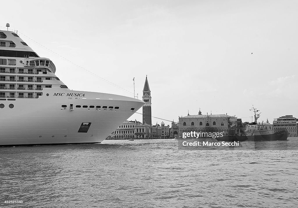 Alternative View - Cruise ships in Venice