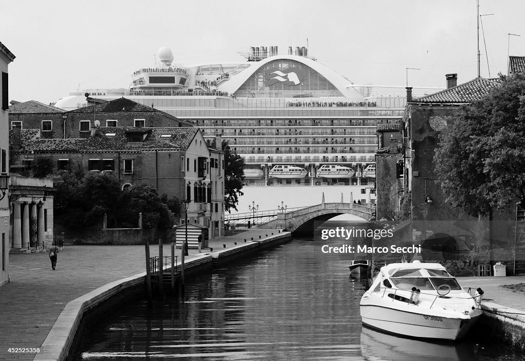 Alternative View - Cruise ships in Venice