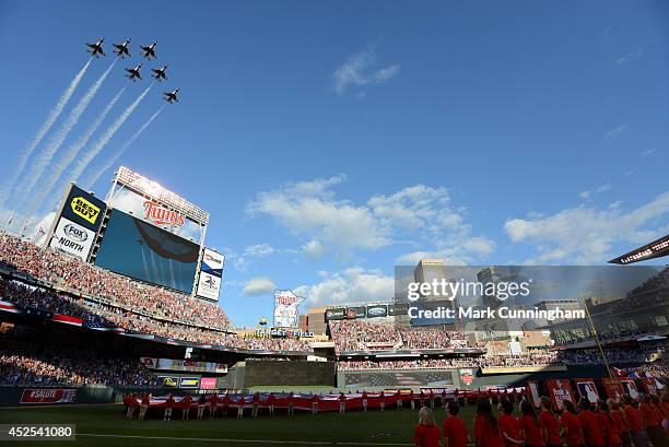 Target Field Fly Over 36,444 戦闘機 Stock Photos, High-Res Pictures, and Images - Getty Images