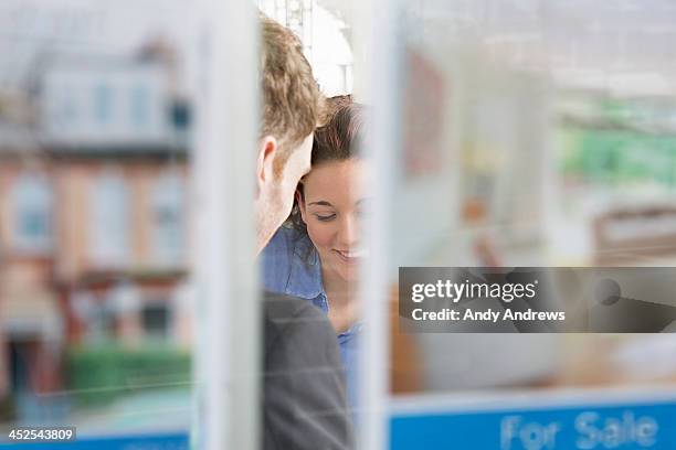 woman having a meeting with an estate agent - estate agent sign stockfoto's en -beelden