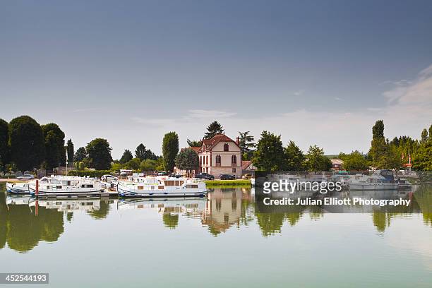 boats on the river yonne in the town of joigny. - yonne fotografías e imágenes de stock