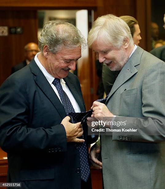 The Foreign Minister of Finnland, Erkki Tuomioja and the Foreign Minister of Luxembourg, Jean Asselborn, laugh because they are wearing the same tie...