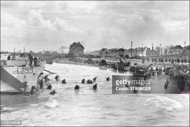 Des soldats canadiens de la 6ème brigade participant à la deuxième vague du débarquement arrivent sur les côtes normandes, le 06 juin 1944, équipés...