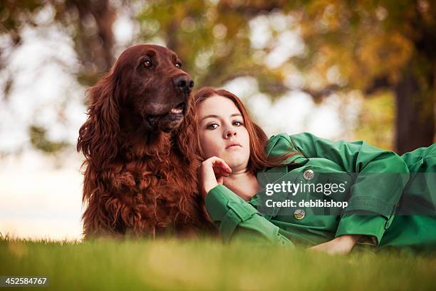 junge frau & red irish setter porträt im freien natur - irischer setter stock-fotos und bilder