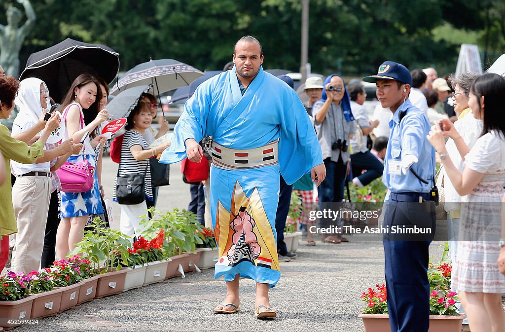 Muslim Sumo Wrestler Osunaarashi Struggles With Ramadan