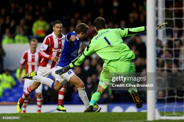 Gerard Deulofeu of Everton scores the opening past goalkeeper Asmir Begovic of Stoke during the Barclays Premier league match between Everton and...