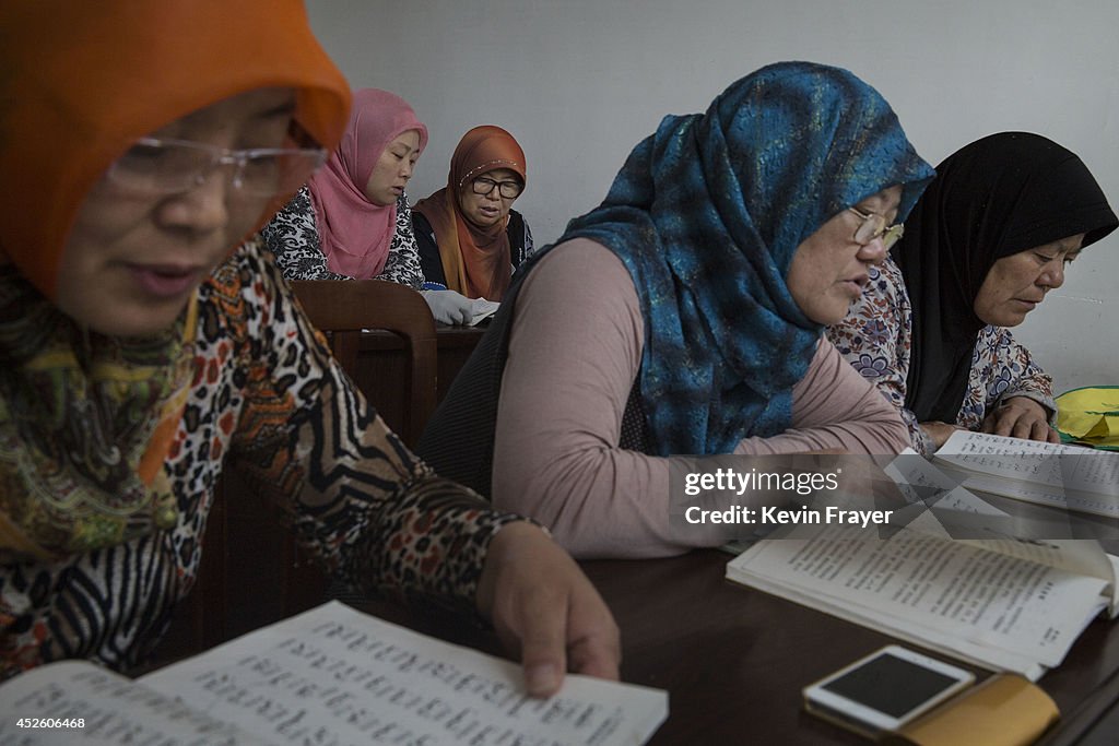 Chinese Female Muslim Imam Leads Women Of The Hui Minority