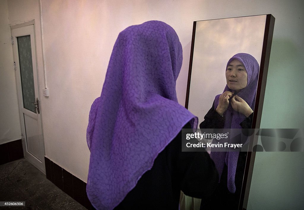 Chinese Female Muslim Imam Leads Women Of The Hui Minority