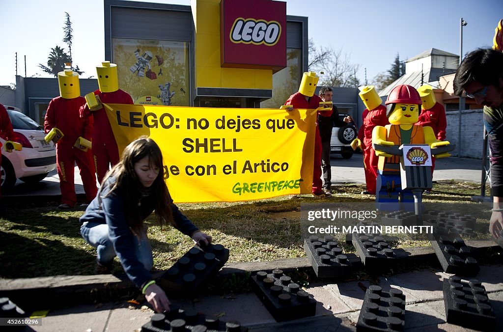 CHILE-SHELL-LEGO-GREENPEACE-PROTEST