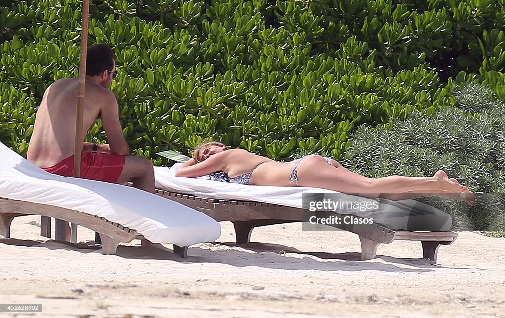 Kate Upton And Boyfriend Justin Verlander Relax On Cancun Beach