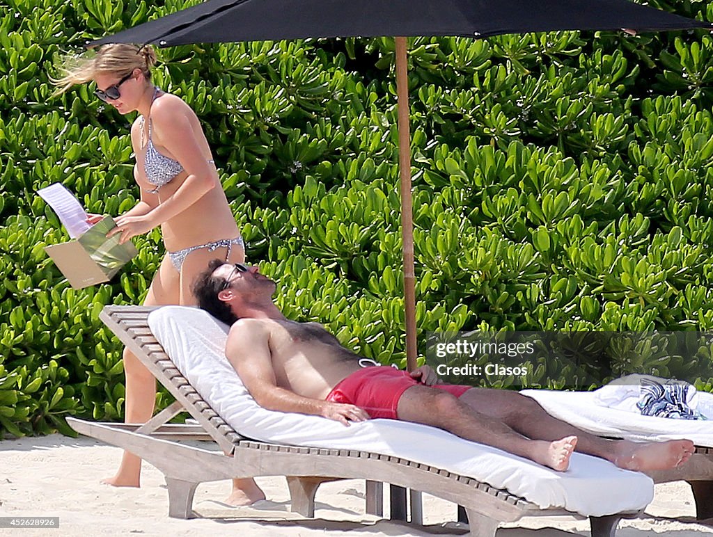 Kate Upton And Boyfriend Justin Verlander Relax On Cancun Beach