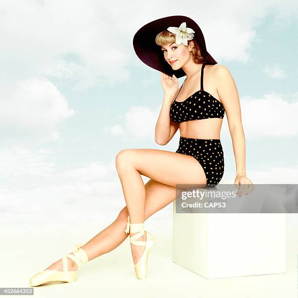 retro pin-up-mädchen auf einem himmel hintergrund - pin up stock-fotos und bilder