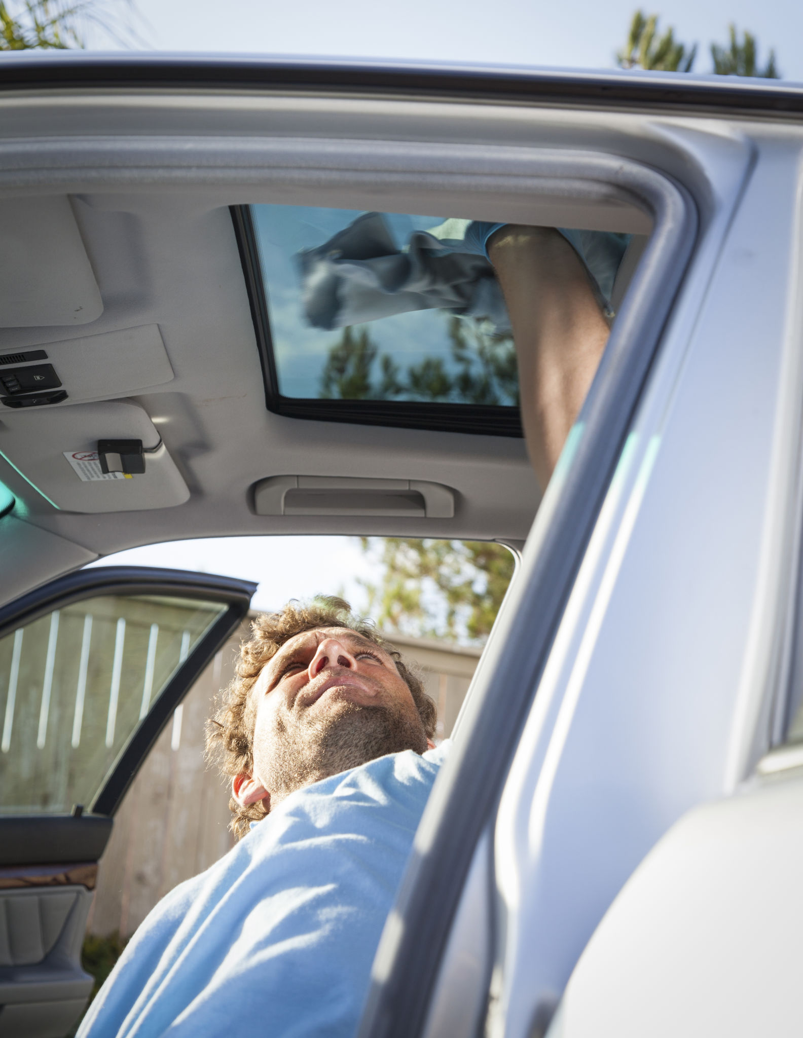 cleaning car sunroof