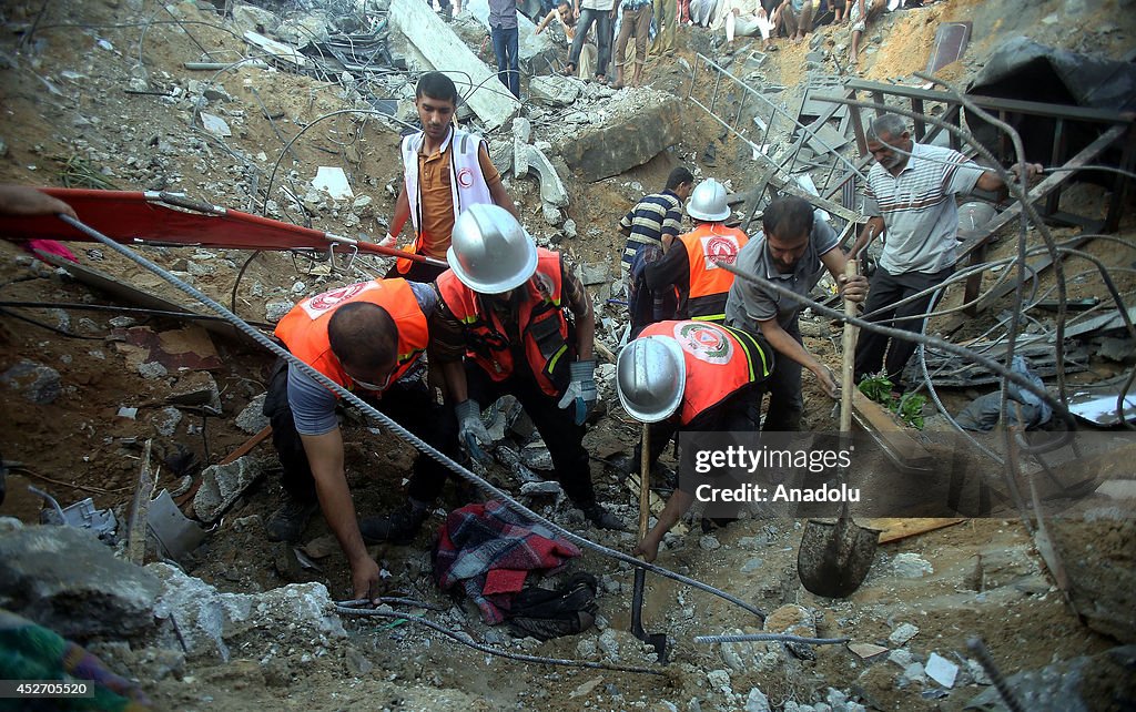 Israeli assault destroys building of a Palestinian family in Khan Yunis