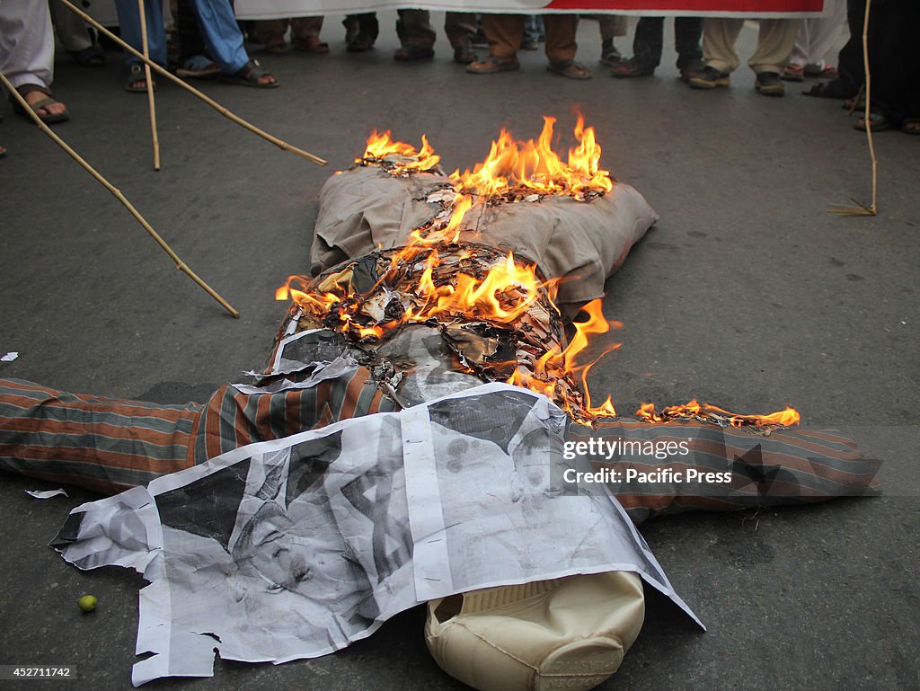 Pakistani Shiite Muslims  burn  Israel and United States...