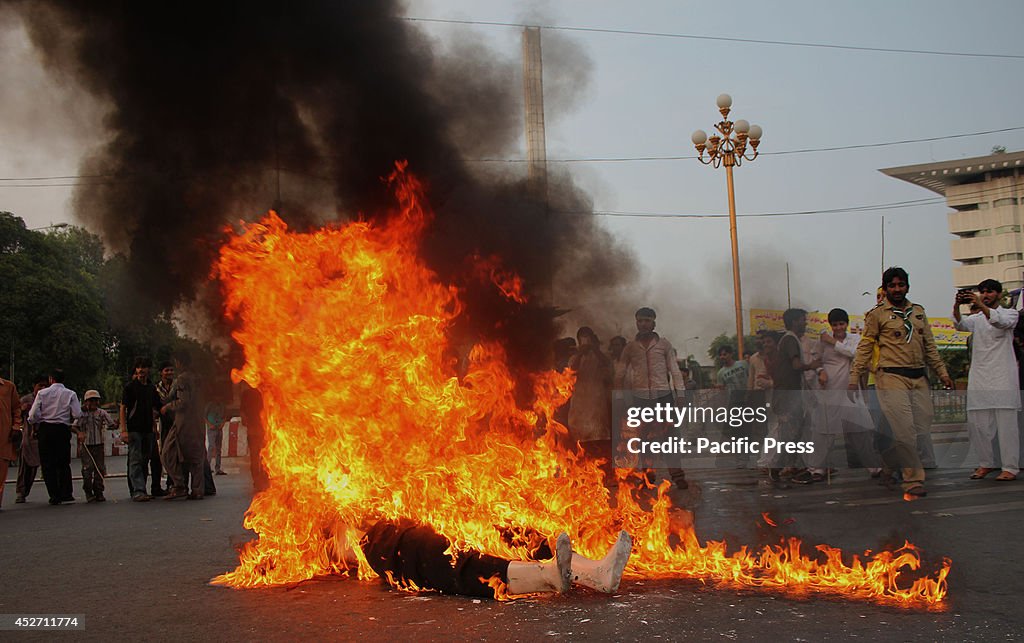 Pakistani Shiite Muslims  burn  Israel and United States...