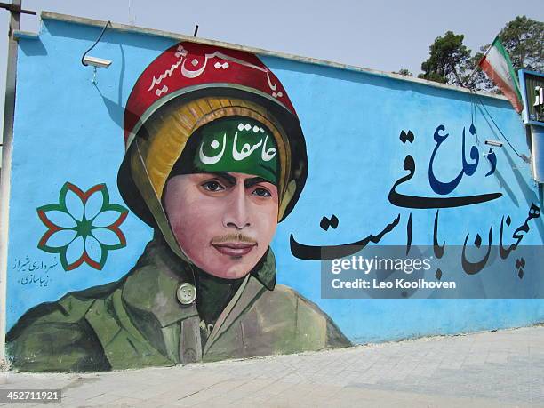 Een muurschildering op de muur van een kazerne in het centrum van Shiraz, Iran. In Iran is het niet toegestaan om militaire complexen te...