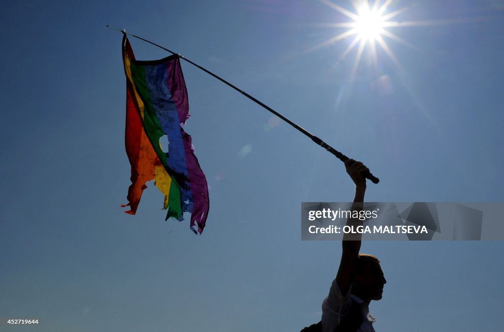 TOPSHOT-RUSSIA-POLITICS-GAY-DEMO