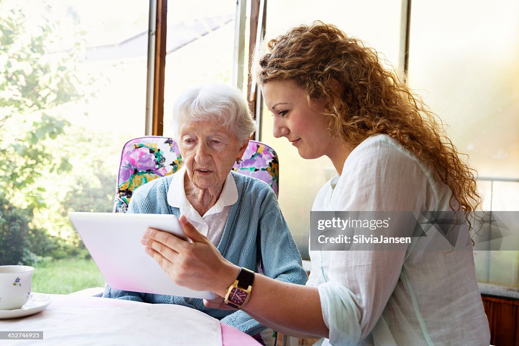 Femme âgée et Tablette numérique