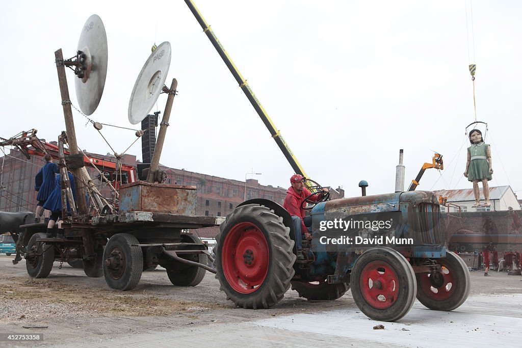 Royal De Luxe Giants Take To The Streets of Liverpool