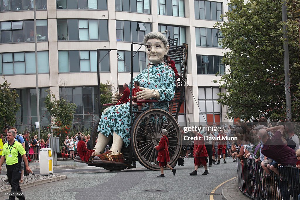 Royal De Luxe Giants Take To The Streets of Liverpool