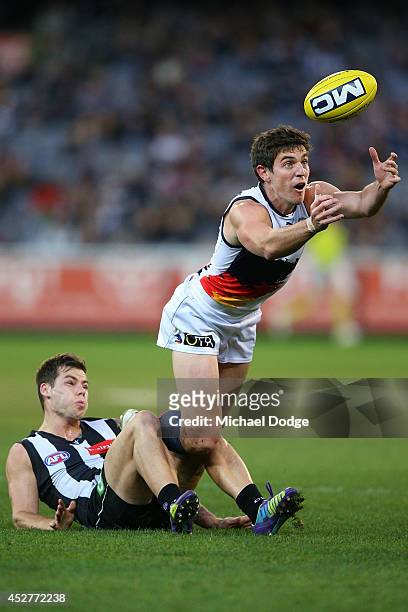 Ricky Henderson of the Crows competes for the ball against Jamie Elliott of the Magpies during the round 18 AFL match between the Collingwood Magpies...