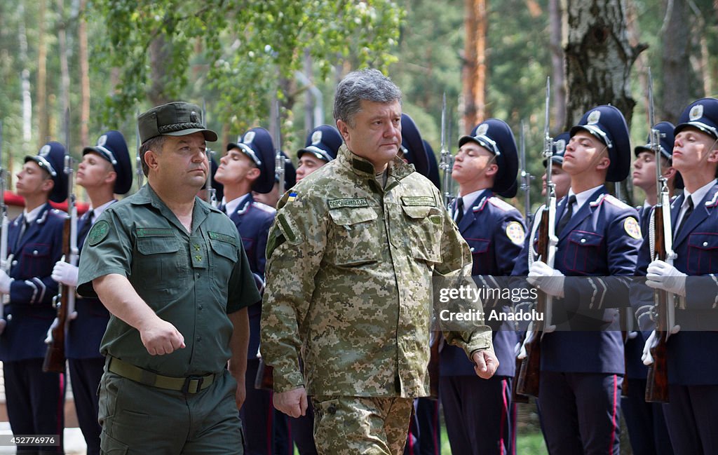 Poroshenko visits military training camp near Kiev