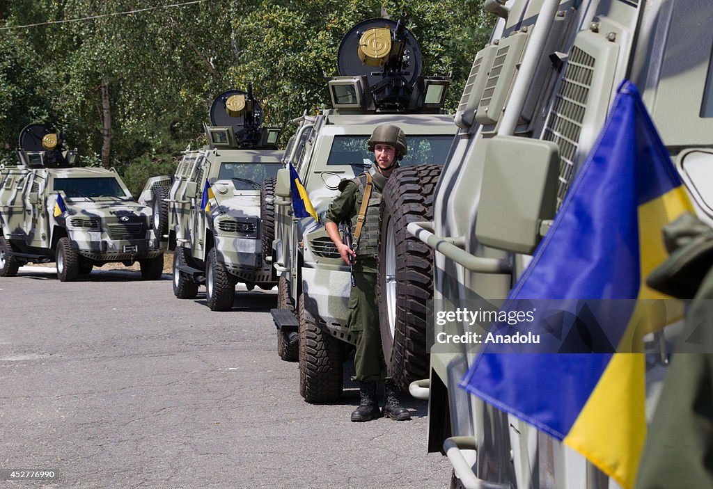 Poroshenko visits military training camp near Kiev