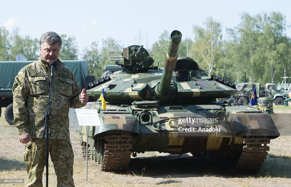 Poroshenko visits military training camp near Kiev