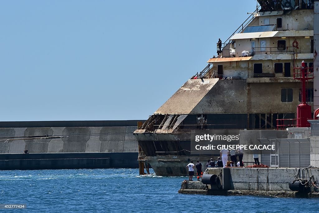 ITALY-DISASTER-SHIPPING-TOURISM-SALVAGE-PORT