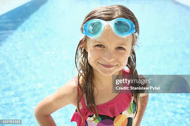 small girl standing near swimming pool - simglasögon bildbanksfoton och bilder