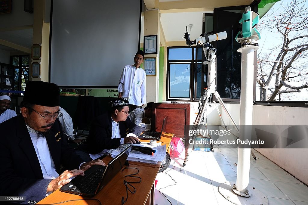 Indonesian Muslims Study The Moon To Determine End Of Ramadan