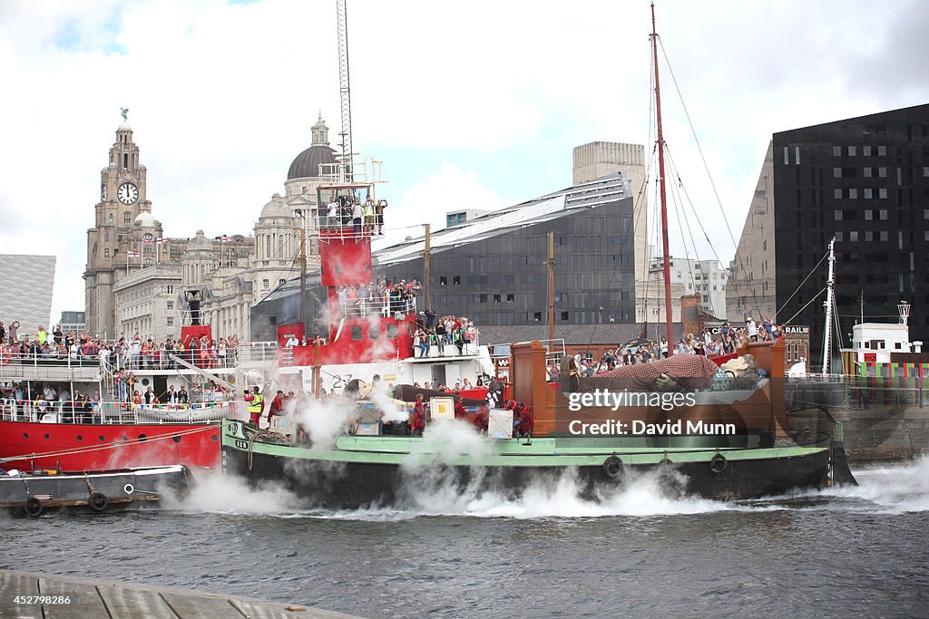 Royal De Luxe Giants Take To The Streets of Liverpool