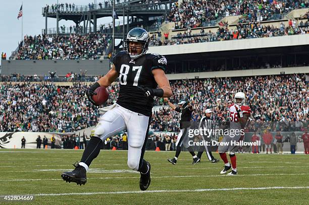 Brent Celek of the Philadelphia Eagles scores a touchdown against the Arizona Cardinals at Lincoln Financial Field on December 1, 2013 in...